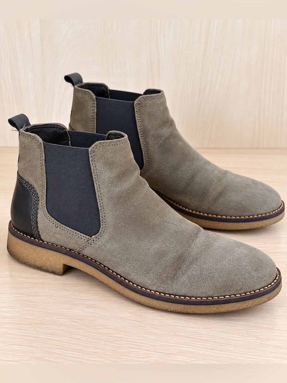 Thomas & Vine Men’s Gray Suede Chelsea Boots Size 11
